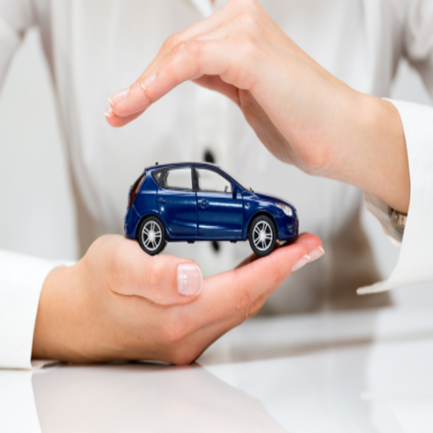 une main entourant une mini-voiture