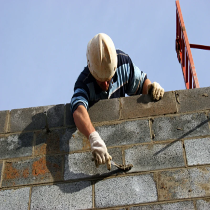 maçon sur un chantier de contruction