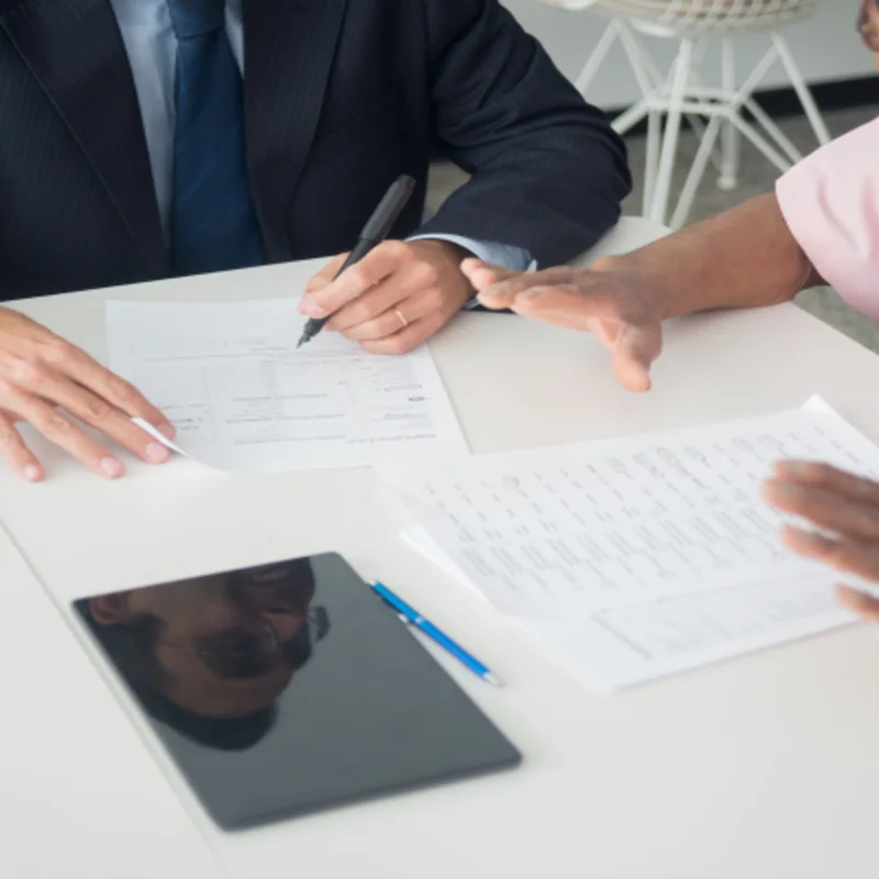 Agent d'assurance entrain de signer avec un client