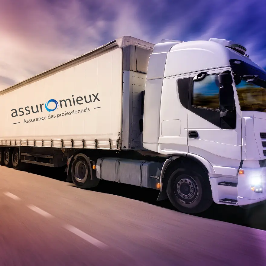 Un camion blanc circulant sur une route