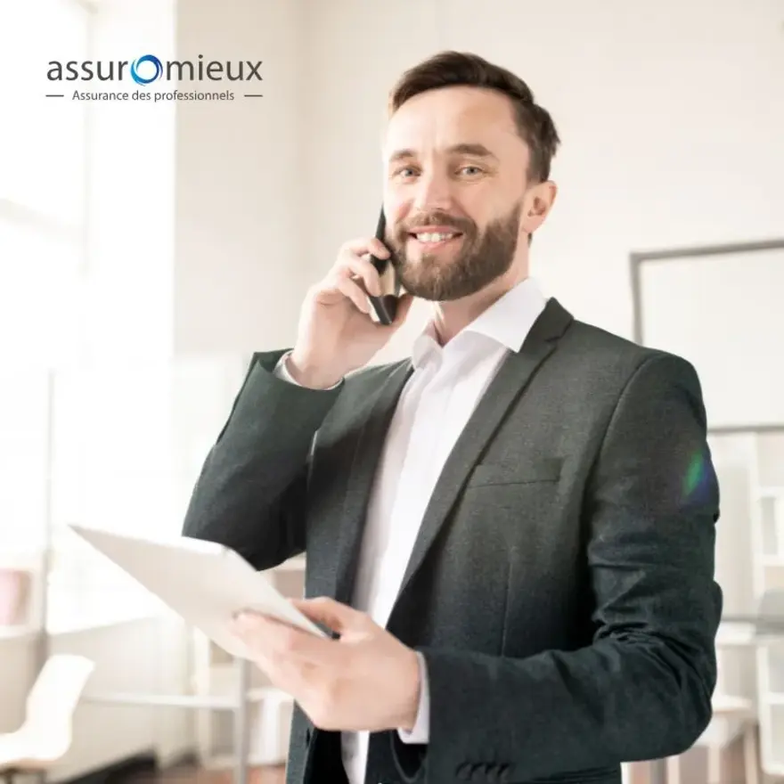 Un homme répondant au téléphone.