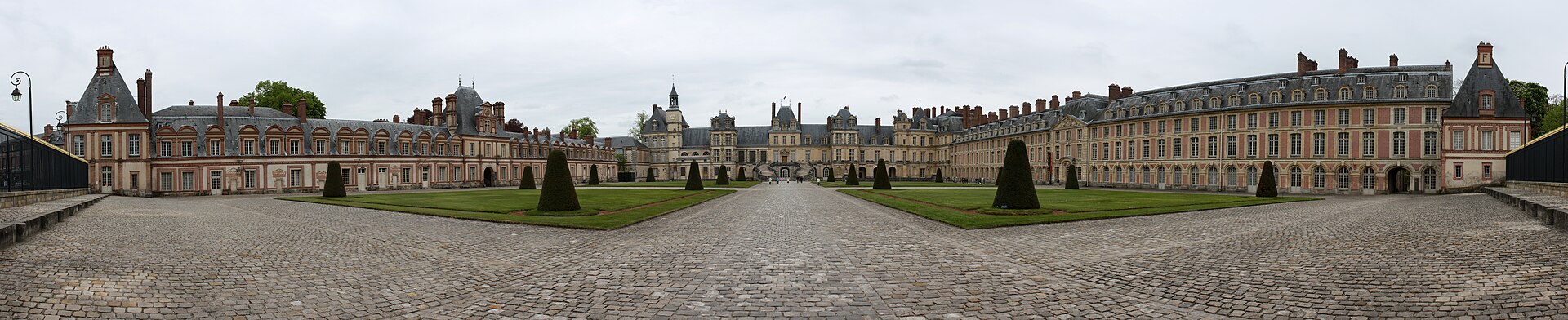 Château de Fontainebleau — façade panoramique, Seine-et-Marne (77)
